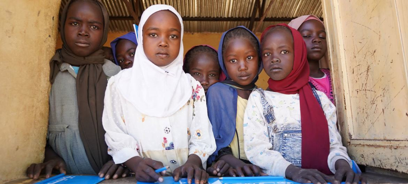 Дети, чьи семьи бежали из Эль-Фашира, посещают деревенскую школу в Тавиле, Северный Дарфур. Население этого пустынного города сейчас сравнялось по численности с населением Люксембурга и составляет более 650 000 человек. 