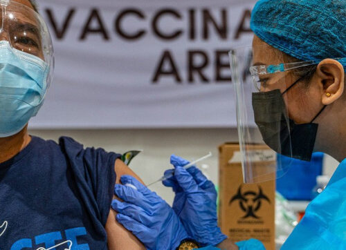 Исследования ВОЗ показывают, что вакцины против COVID по-прежнему играют решающую роль в профилактике тяжелых заболеваний