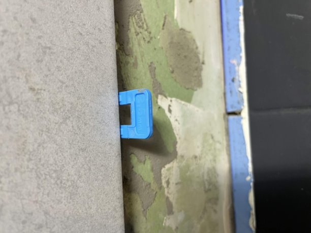 Как я упростил укладку плитки с помощью зажимов «Ворота» | Интересный контент в группе Михалыч Строит Дом в ОК (Одноклассники)