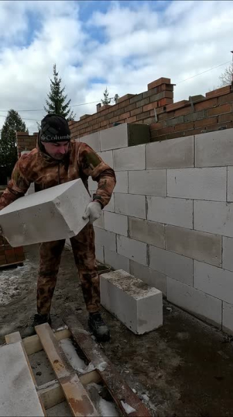 Каменщик кладет несущую стену из газобетона. | Интересный контент в группе Профессия созидатели в ОК (Одноклассники)