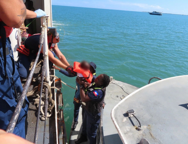 Ребенок, который был Береговая охрана США передала властям Гаити ребенка, спасенного в море с лодки мигрантов.