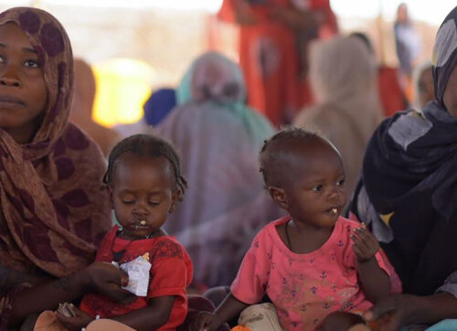 Судан: Тысячи людей цепляются за хрупкую надежду в самодельных палатках