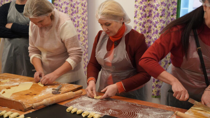Овдовевшая мать восьмерых детей начинает жизнь с нуля в новом городе и вдохновляет других перемещенных женщин