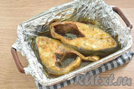 Запекаем стейки горбуши в разогретой духовке минут 20 при температуре 180 градусов, затем убираем фольгу, закрывающую форму, и ставим рыбку в духовку ещё на 10 минут.