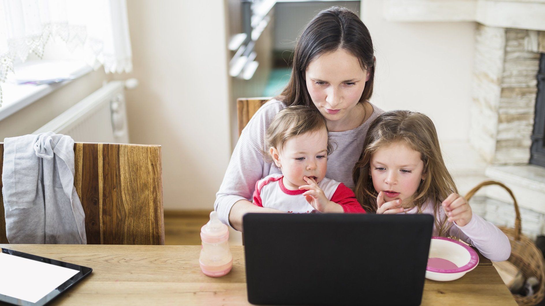 Женщина читает в интернете статьи о социальных налоговых вычетах