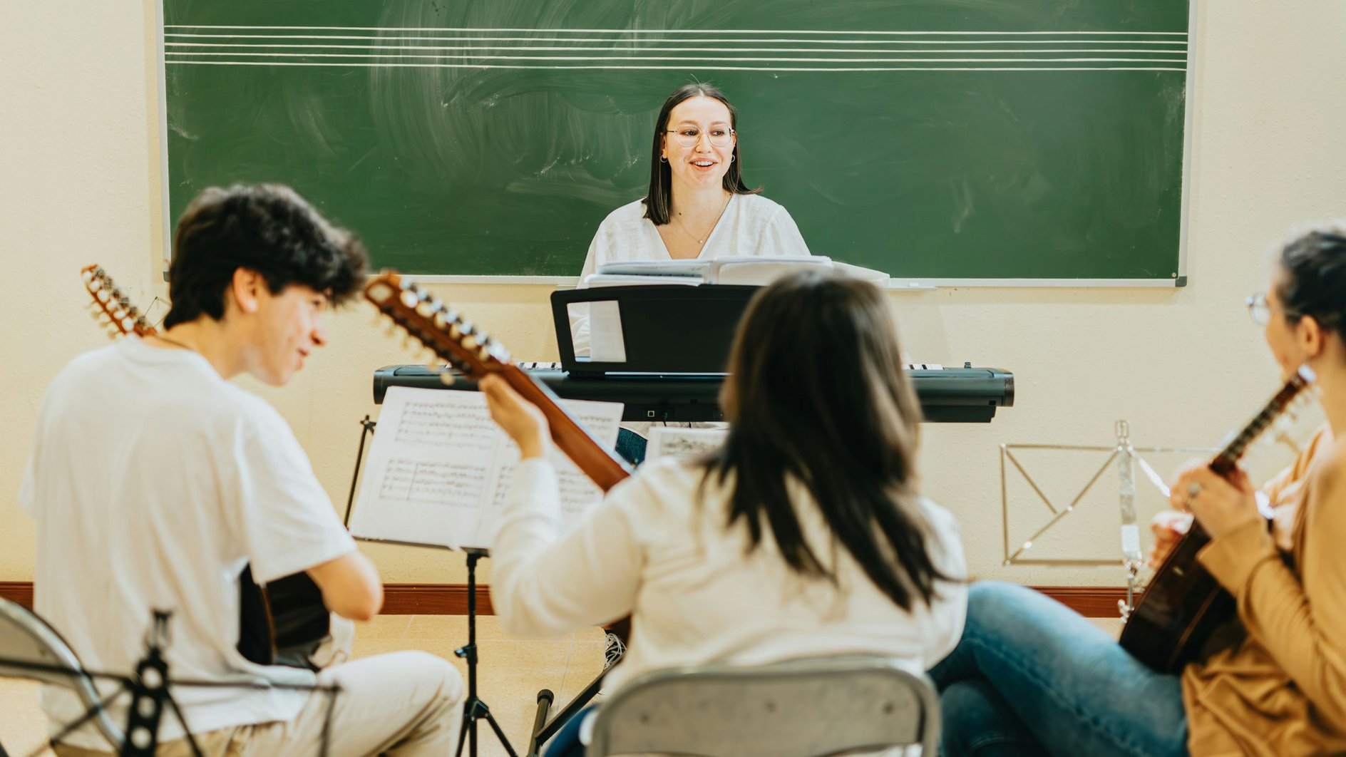 Дети получают образование, за оплату которого можно получить социальный налоговый вычет
