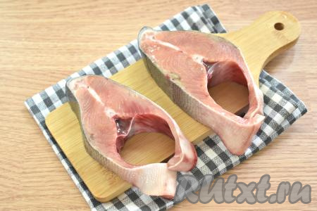 Разделанные стейки горбуши ополаскиваем под прохладной водой. Запекать рыбу будем со шкуркой.