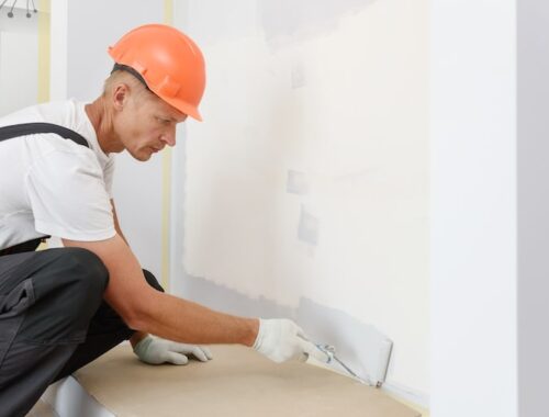 Как выровнять стены гипсокартоном своими руками без каркаса