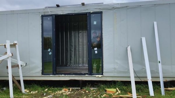 Вставляем панорамные окна Rehau в морском контейнере #домизконтейнеров, #морскойконтейнер